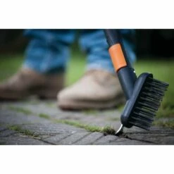 Fiskars Brosse Pour Joints Pour Désherber, émousser Sur La Terrasse, Tête D'outil QuikFit, Longueur: 18,5 Cm, Largeur: 15 Cm, Poils En Acier/Corps En Plastique Renforcé De Fibre De Verre, Noir/Orange, QuikFit, 1000657 -Outil d'entretien du jardin Soldes 10641609 3